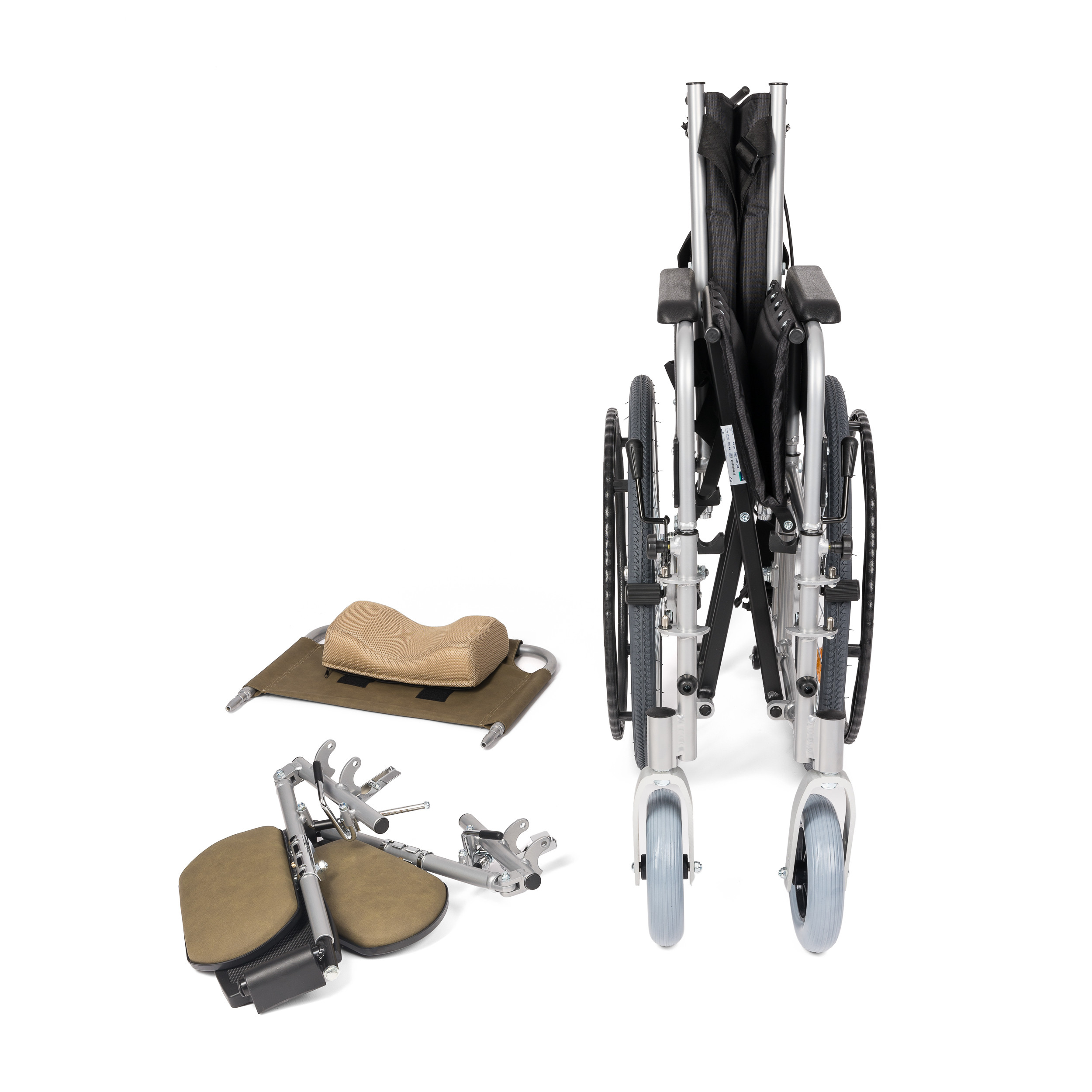 Składany wózek inwalidzki z odczepianymi podnóżkami i zagłówkiem, ustawiony na białym tle.