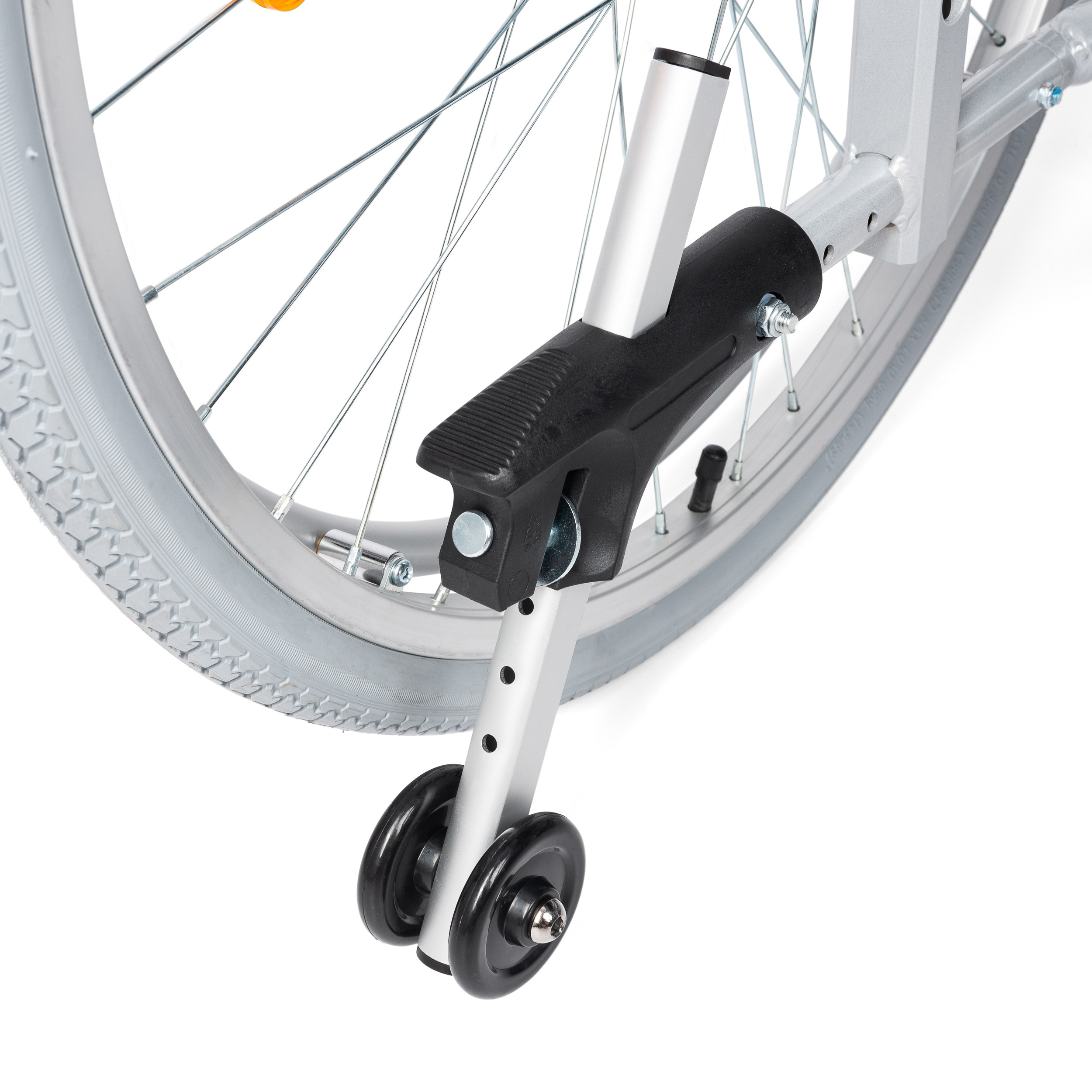 Rama i koła wózka inwalidzkiego, widoczne od strony przedniej, z czarnym hamulcem i metalowymi szprychami.