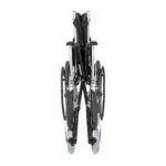 Składany wózek inwalidzki z czarnym siedziskiem i metalową ramą, ustawiony na białym tle.