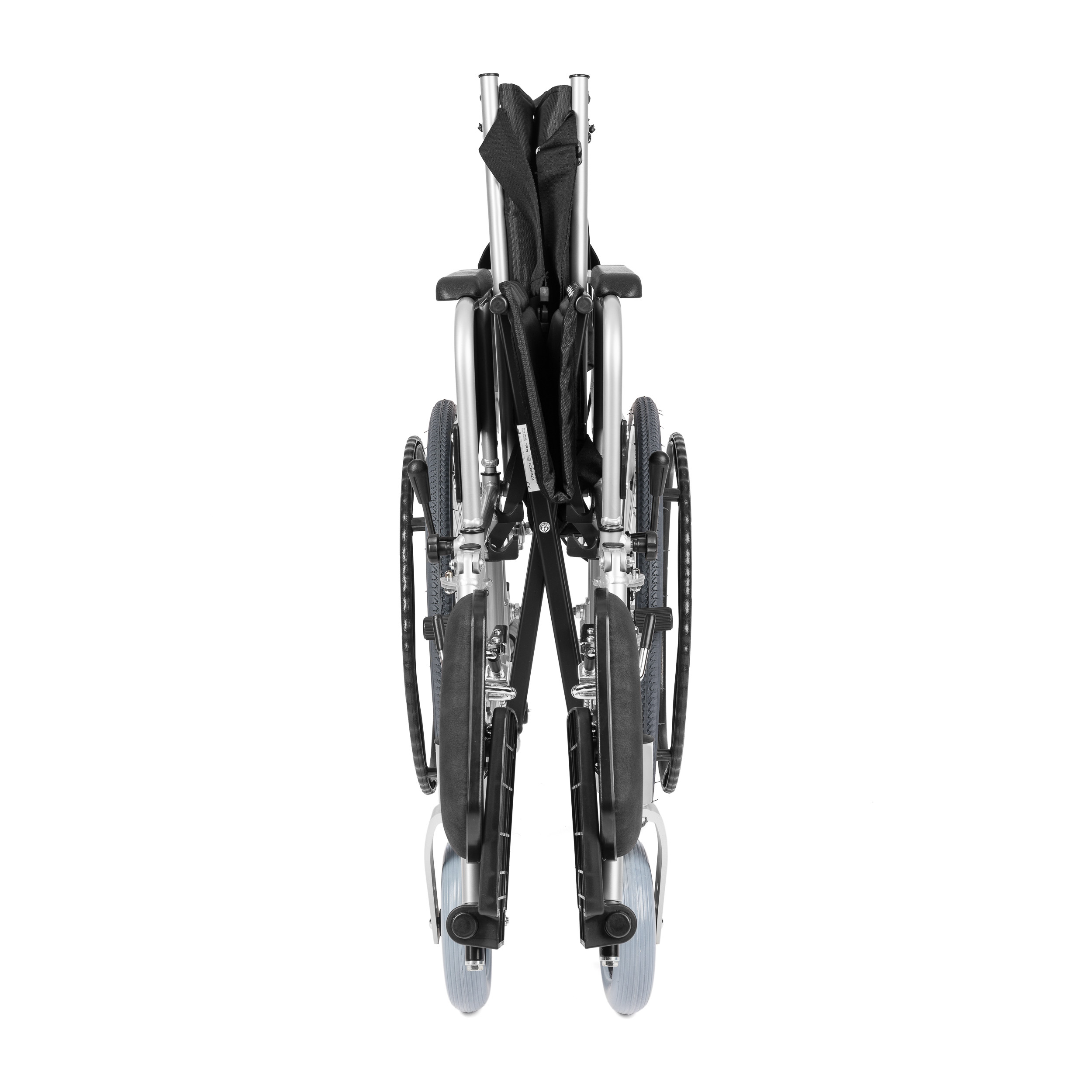 Składany wózek inwalidzki z czarnym siedziskiem i metalową ramą, ustawiony na białym tle.