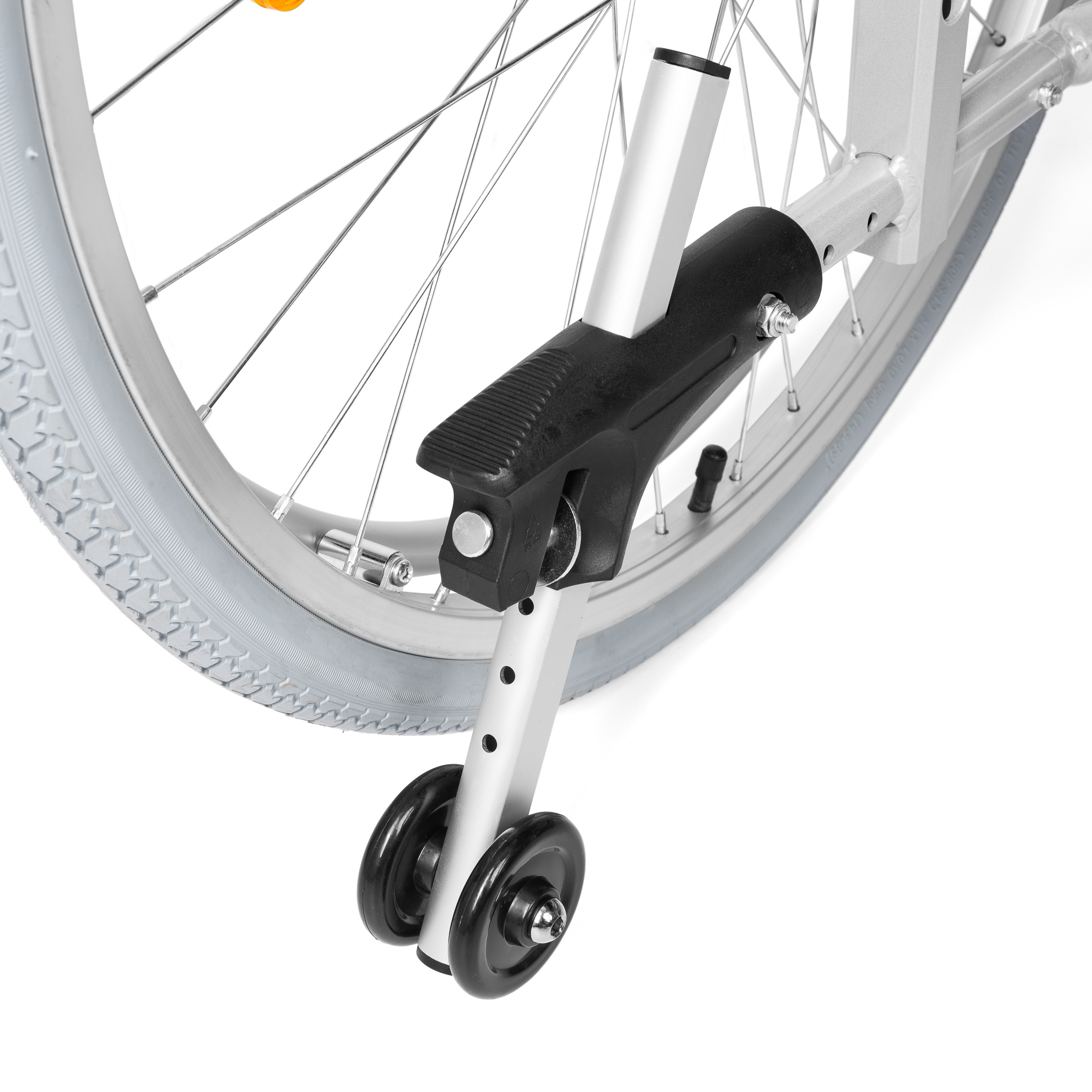 Rama i koła wózka inwalidzkiego, widoczne od strony przedniej, z czarnym hamulcem i metalowymi szprychami.