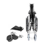 Składany wózek inwalidzki z odłączonymi poduszkami i elementami, gotowy do transportu lub użycia.