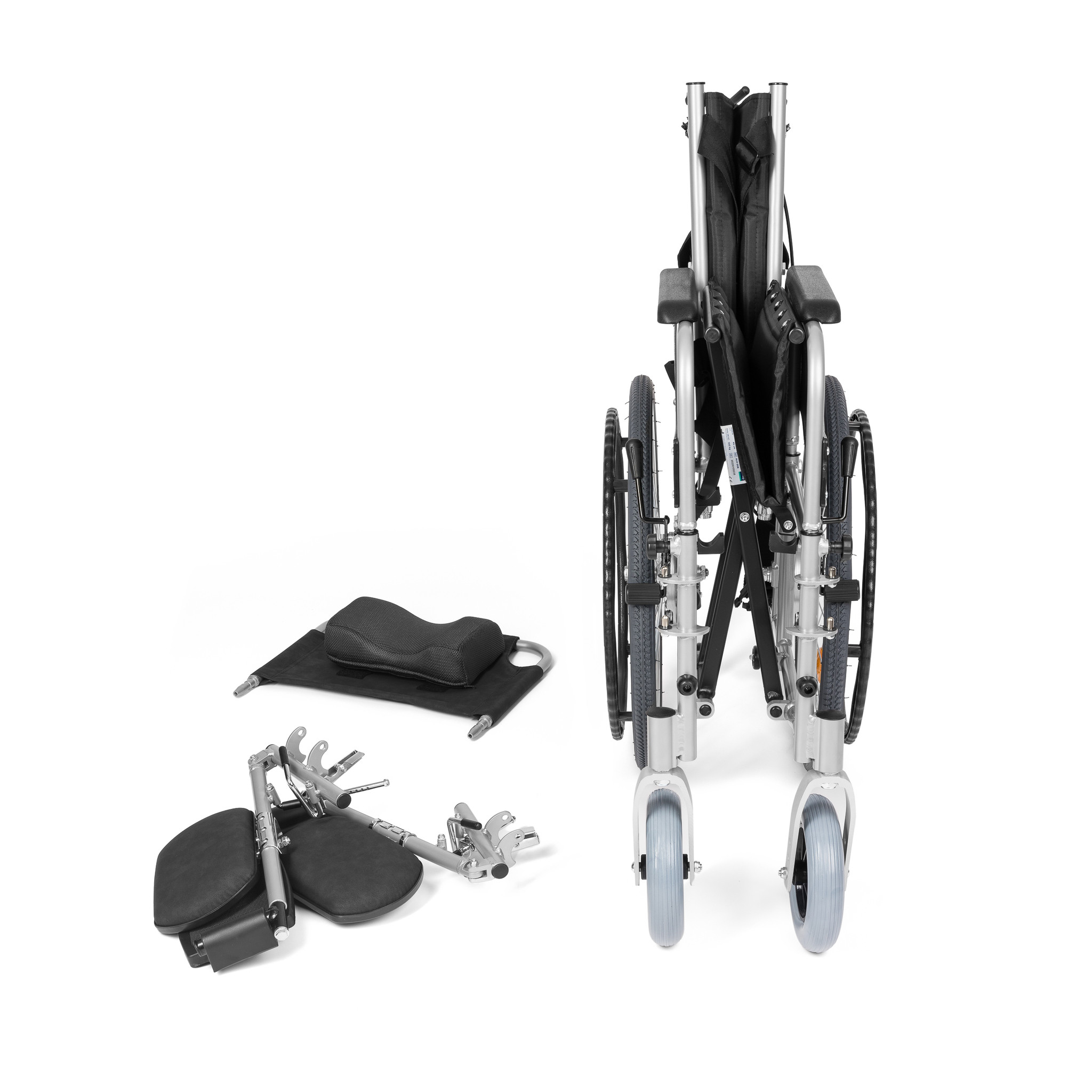 Składany wózek inwalidzki z odłączonymi poduszkami i elementami, gotowy do transportu lub użycia.
