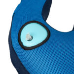 Niebieski plecak z otwartym zbiornikiem na wodę i rurką do picia, wykonany z oddychającego materiału.