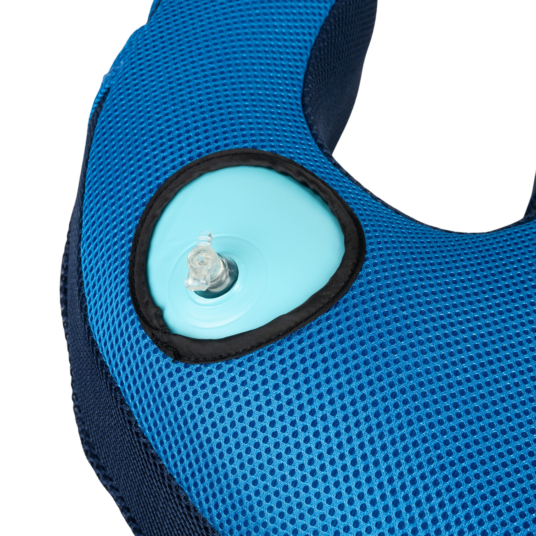 Niebieski plecak z otwartym zbiornikiem na wodę i rurką do picia, wykonany z oddychającego materiału.