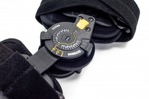 Obiektyw do aparatu fotograficznego z regulacją ostrości, umieszczony w czarnym etui na miękkim materiale.