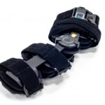 Elastyczny pasek z czujnikiem i regulacją, służący do monitorowania aktywności lub zdrowia.