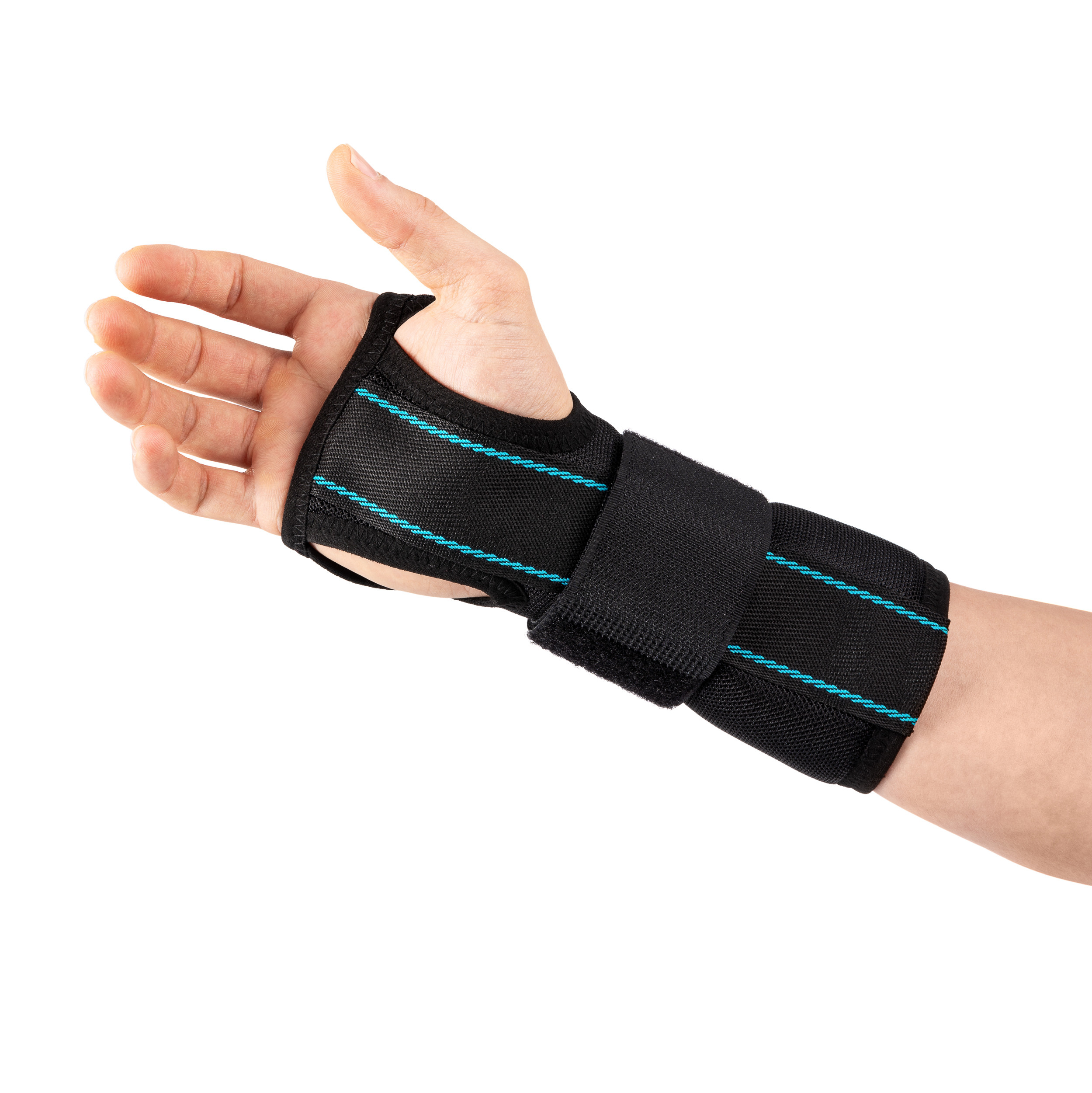 Nadgarstek z czarnym opaskiem sportowym z niebieskimi liniami, zabezpieczający nadgarstek podczas aktywności.