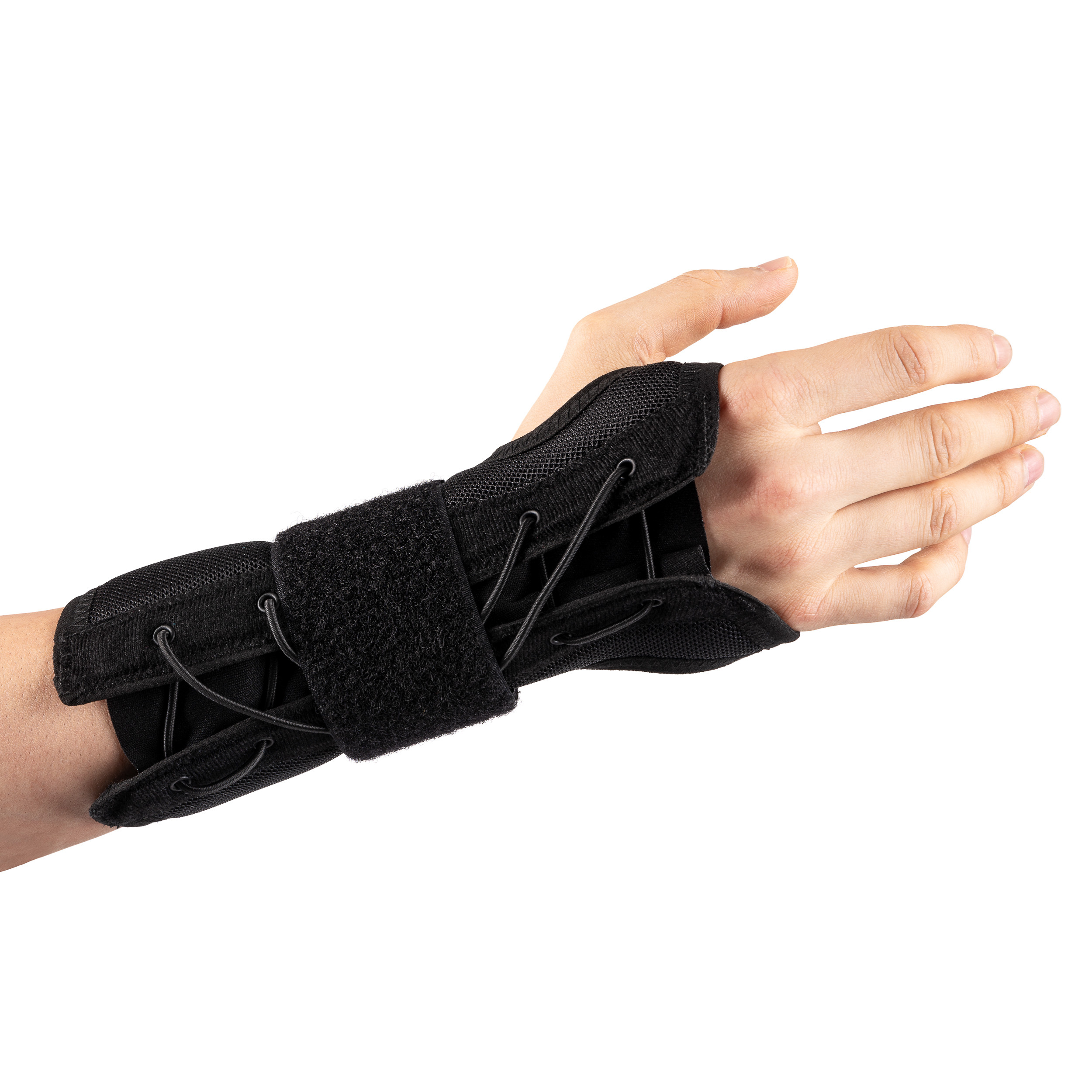 Ręka w czarnej, sportowej opasce z elastycznymi sznurkami i rzepem, uniesiona w poziomie.