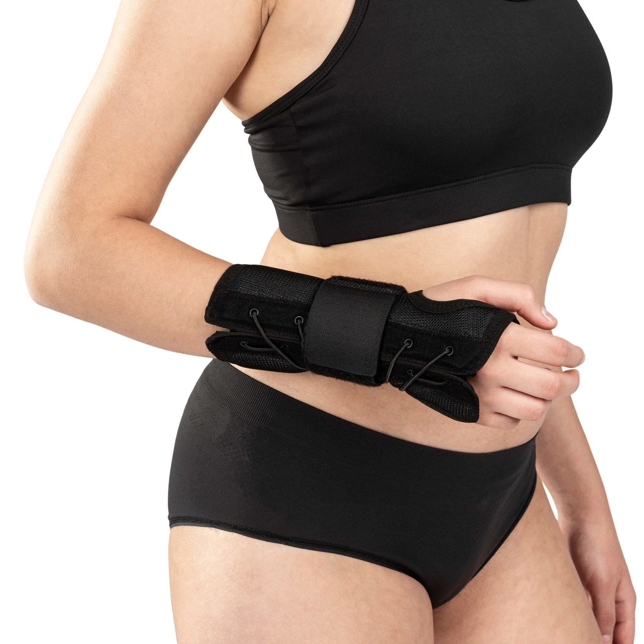 Osoba w sportowym stroju z opaską na nadgarstku, trzymająca się za brzuch, na jasnym tle.