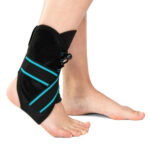 Elastyczny stabilizator kostki z czarnym materiałem i niebieskimi paskami, zakładany na kostkę i łagodzący ból lub uraz