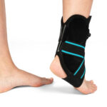 Orteza na kostkę z czarnym i niebieskim paskiem, stabilizująca i chroniąca staw podczas aktywności.