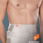 Mężczyzna nosi ortezę na odcinku lędźwiowym, z logo ORTHOSERVICE i hasłem Take care feel better.