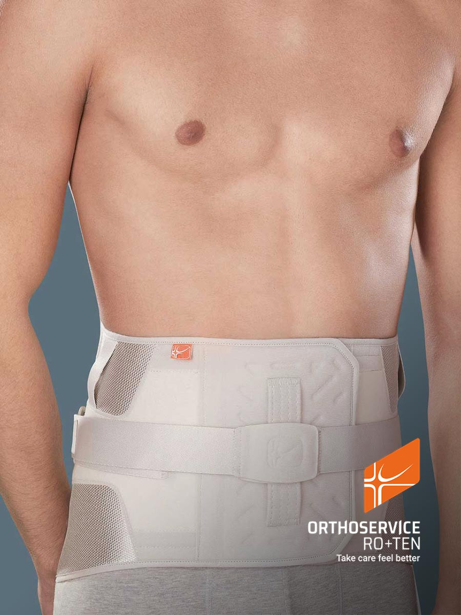 Mężczyzna nosi ortezę na odcinku lędźwiowym, z logo ORTHOSERVICE i hasłem Take care feel better.