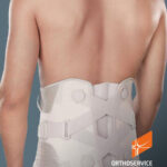 Mężczyzna z uniesionym plecami, noszący ortezę na dolnej części pleców, z logo ORTHOSERVICE i hasłem Take care feel b