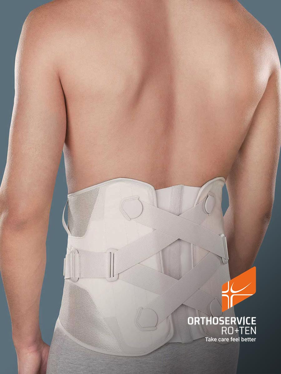 Mężczyzna z uniesionym plecami, noszący ortezę na dolnej części pleców, z logo ORTHOSERVICE i hasłem Take care feel b