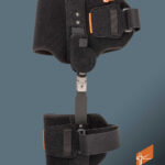 Orteza na ramię i przedramię z czarnym materiałem, regulowanymi paskami i metalowym elementem, logo ORTHOSERVICE RO+TEN.