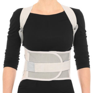 Osoba nosząca ortopedyczny pas stabilizujący wokół talii, z czarną bluzką i białym plecakiem na ramionach.