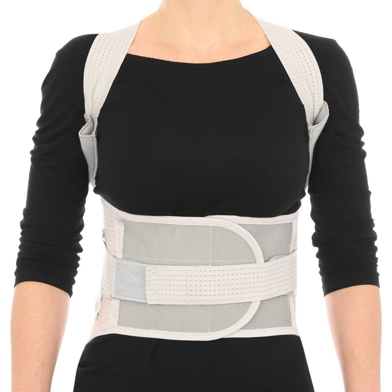 Osoba nosząca ortopedyczny pas stabilizujący wokół talii, z czarną bluzką i białym plecakiem na ramionach.