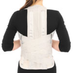 Osoba nosząca ortopedyczny gorset stabilizujący kręgosłup, zapinany na rzepy i pasy, z czarną bluzką.