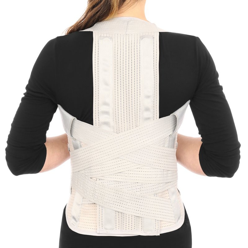 Osoba nosząca ortopedyczny gorset stabilizujący kręgosłup, zapinany na rzepy i pasy, z czarną bluzką.