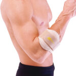 Mężczyzna zakłada na przedramię opaskę uciskową z logo Rescue i żółtym symbolem, przygotowując się do pierwszej po