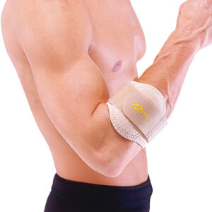 Mężczyzna zakłada na przedramię opaskę uciskową z logo Rescue i żółtym symbolem, przygotowując się do pierwszej po