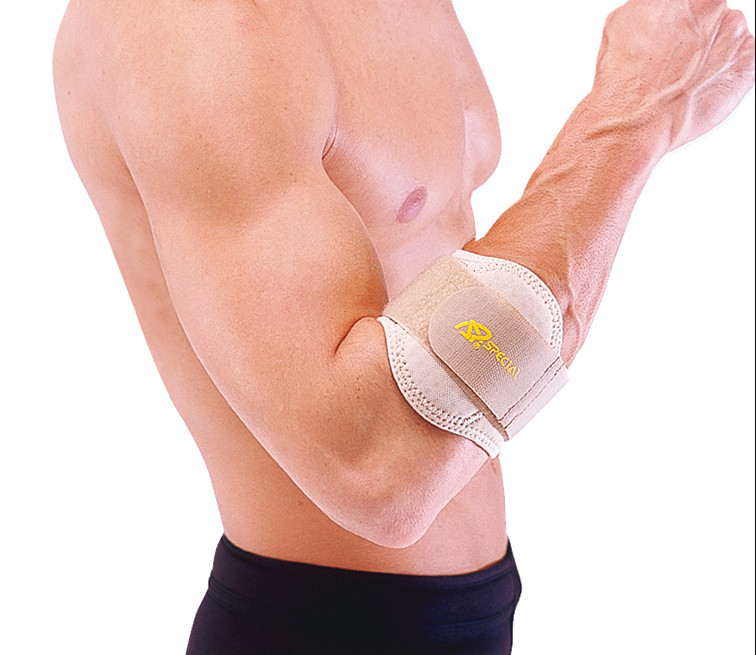 Mężczyzna zakłada na przedramię opaskę uciskową z logo Rescue i żółtym symbolem, przygotowując się do pierwszej po