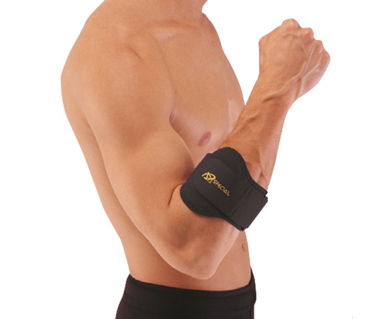 Mężczyzna z opaską na nadgarstku, wykonującym ćwiczenie siłowe, widoczny od ramion do pasa, na jasnym tle.