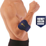 Mężczyzna z uniesionym ramieniem, na którym znajduje się opaska sportowa, i napis Nowy kolor granat.