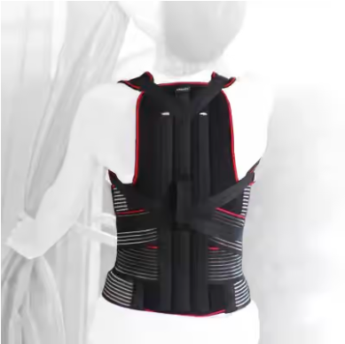 Czarna kamizelka z czerwonymi i białymi paskami, wyłożona na białym tle, z zamkami i regulowanymi paskami.