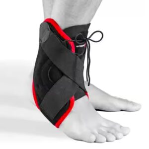 Stabilizator kostki na nodze, czarno-czerwony, z paskami mocującymi i sznurówką.