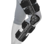 Orteza na nodze z czterema regulowanymi paskami i mechanizmem do ustawiania kąta.