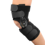 Orteza na nodze z regulatorem i szerokimi pasami, zapewniająca stabilizację i wsparcie.