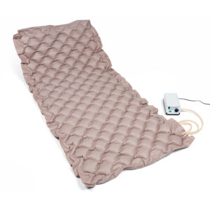 Poduszka do terapii ciepłem z podłączonym urządzeniem grzewczym na białym tle.