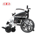 Lekki elektryczny wózek inwalidzki z białą ramą, czarnym siedzeniem i dużymi kołami.