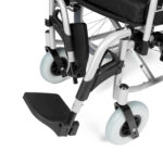 Kółka i stopa wózka inwalidzkiego z czarnymi elementami i metalową ramą.