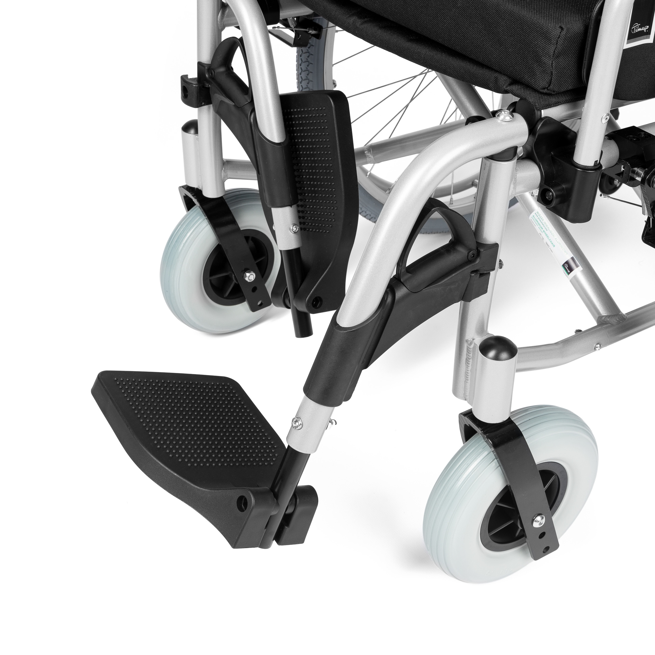 Kółka i stopa wózka inwalidzkiego z czarnymi elementami i metalową ramą.