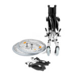 Składany wózek inwalidzki z odłączonymi kołami i podnóżkami, gotowy do użycia.