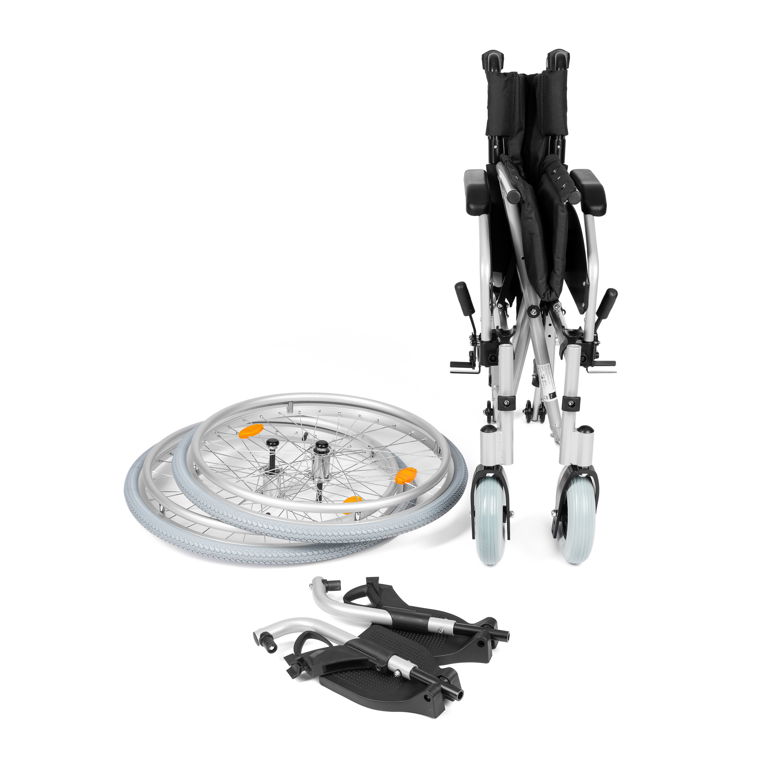 Składany wózek inwalidzki z odłączonymi kołami i podnóżkami, gotowy do użycia.