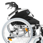 Lekki wózek inwalidzki z czarnym siedziskiem, metalową ramą i dużymi białymi kołami.