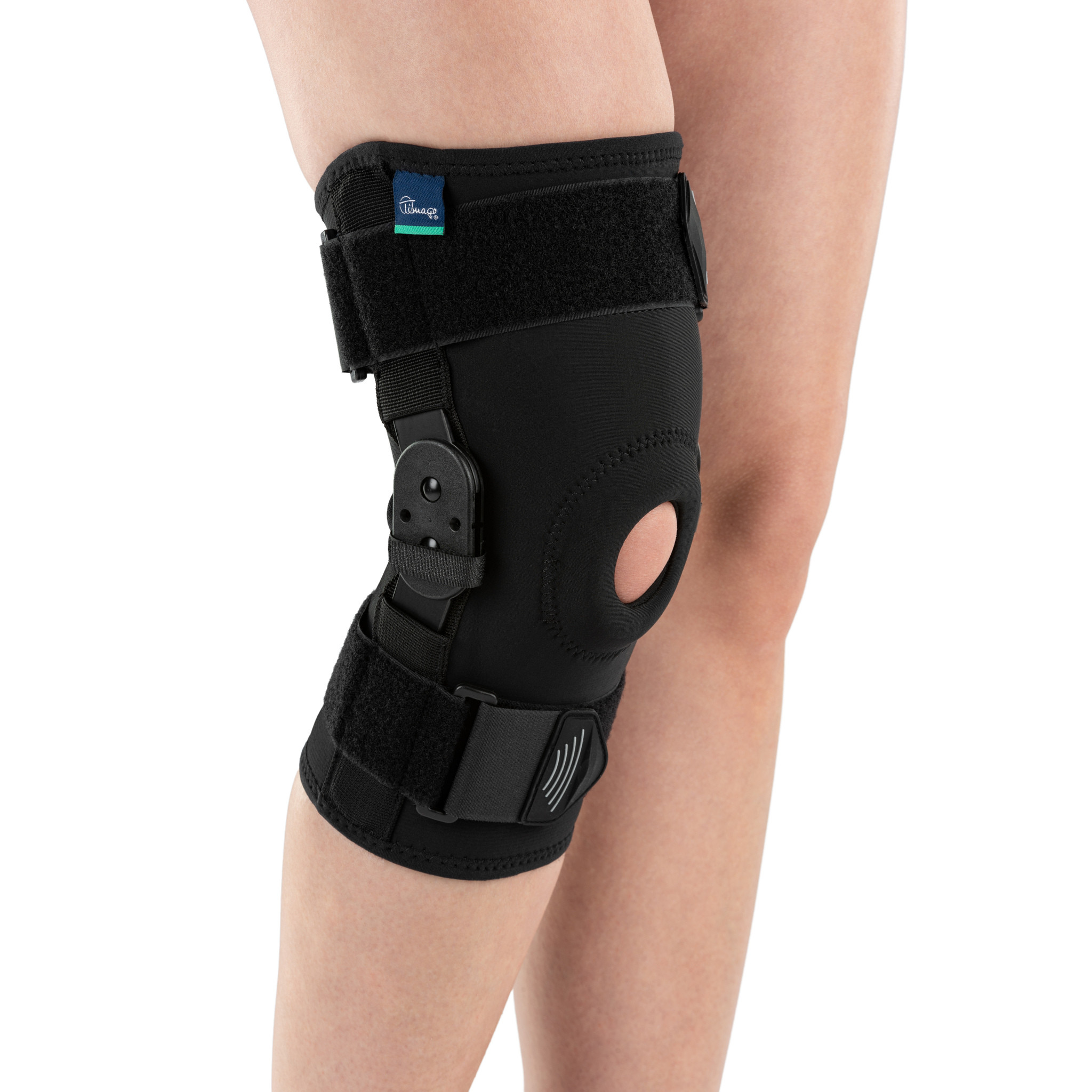 Orteza kolana na prawym nodze, czarna, z regulacją i otworem na rzepie, zapewniająca stabilizację i wsparcie.