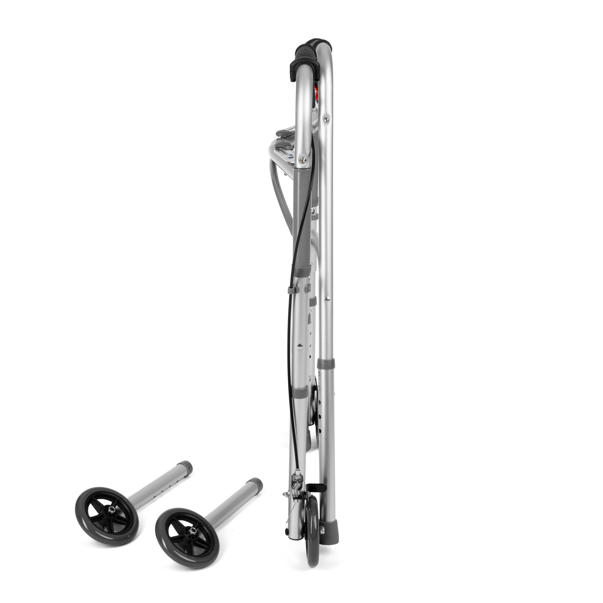 Składany aluminiowy wózek inwalidzki z czterema kołami, złożony i ustawiony pionowo na białym tle.