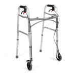 Laska inwalidzka z czarnymi uchwytami, kółkami i czerwonymi hamulcami, wykonana z aluminium, na białym tle.