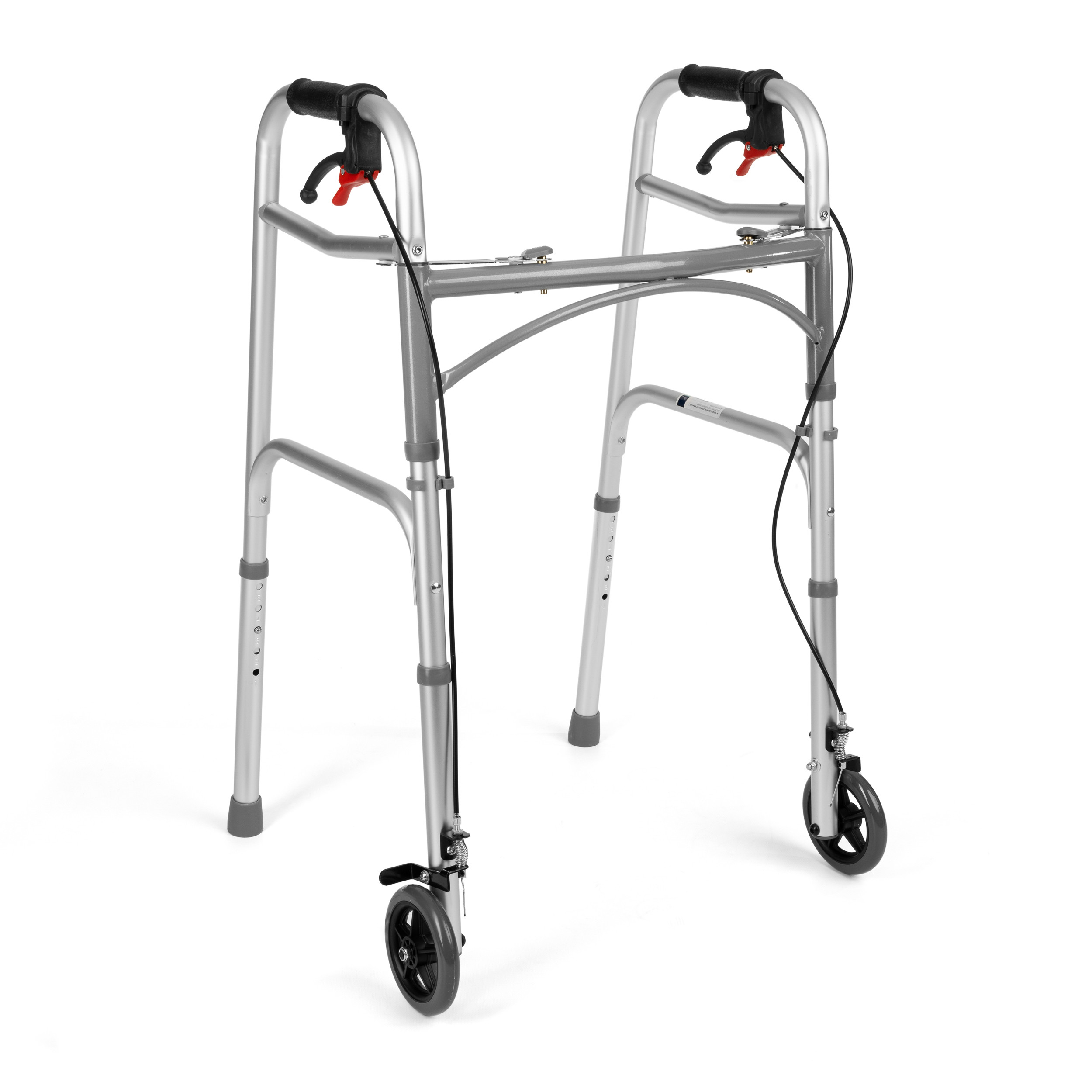 Laska inwalidzka z czarnymi uchwytami, kółkami i czerwonymi hamulcami, wykonana z aluminium, na białym tle.