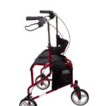 Lekki składany chodzik z czarnym koszykiem i regulowanymi uchwytami, na czterech kołach z gumowymi oponami.