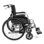 Lekki wózek inwalidzki z czarnym siedziskiem i dużymi kołami, wyposażony w podnóżki i ramę z metalu.
