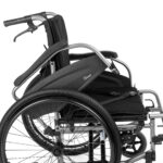 Lekki, składany wózek inwalidzki z czarnym siedziskiem i metalową ramą, widoczny z boku.