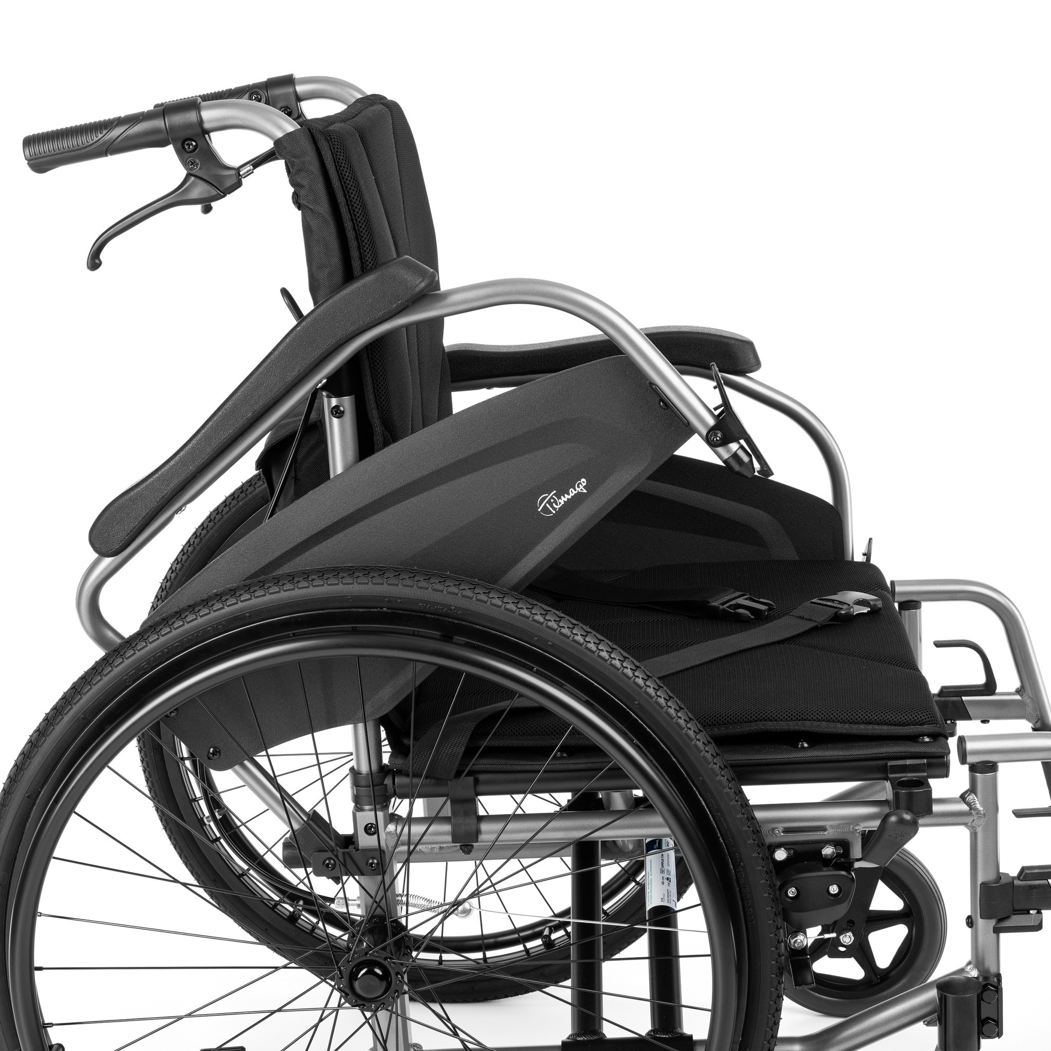 Lekki, składany wózek inwalidzki z czarnym siedziskiem i metalową ramą, widoczny z boku.