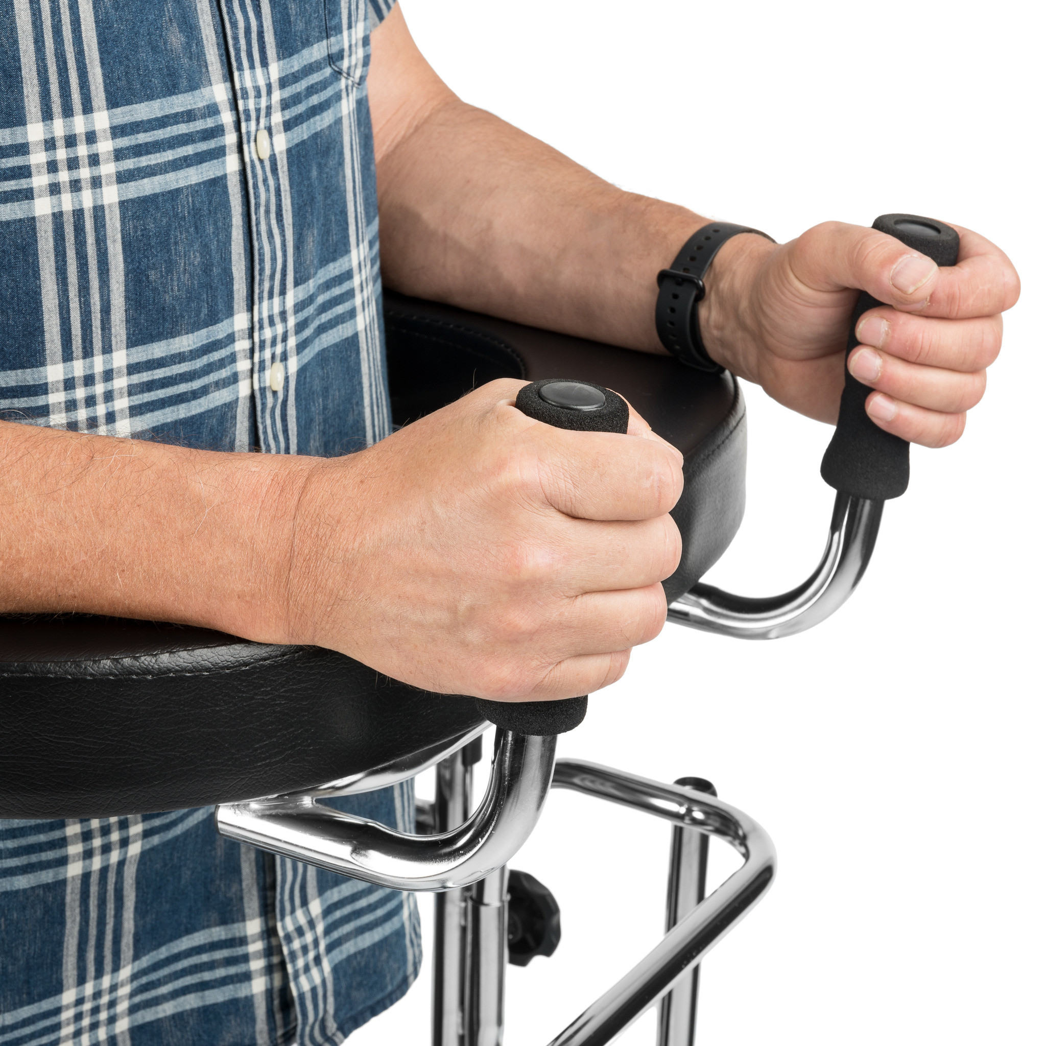 Osoba na wózku inwalidzkim trzyma uchwyty joysticków sterujących.